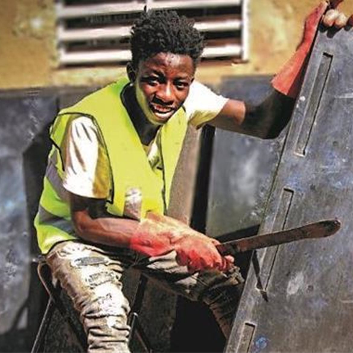 Ung gutt fra Burkina Faso som jobber med resirkulerte skolepulter. (397x382)